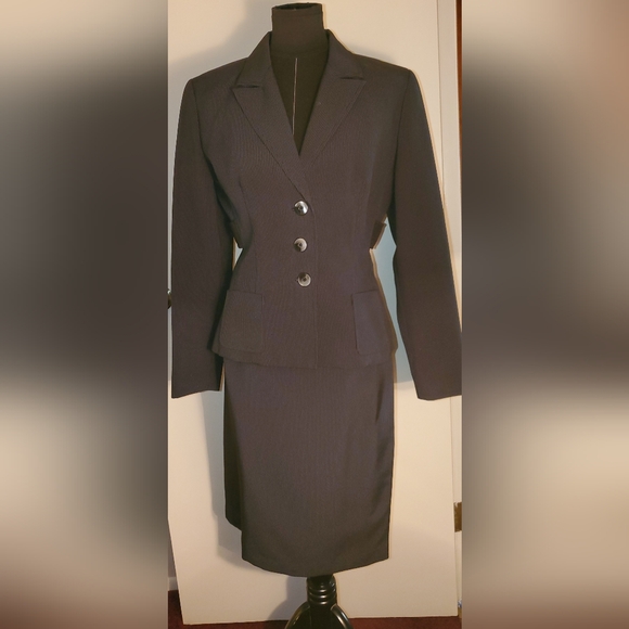Larry Levine Levine Clasics 3 Piece Womens Pinstripe Suit, Size 8 - Picture 2 of 13